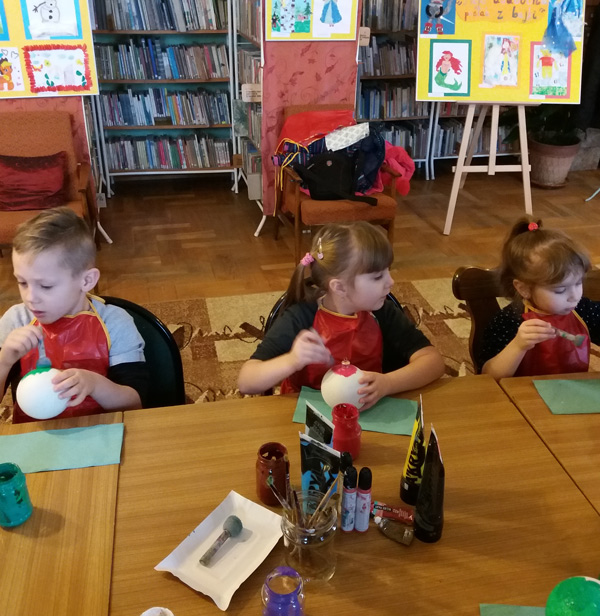 zdjęcie dzieci na warsztatach plastycznych z malowania bombek