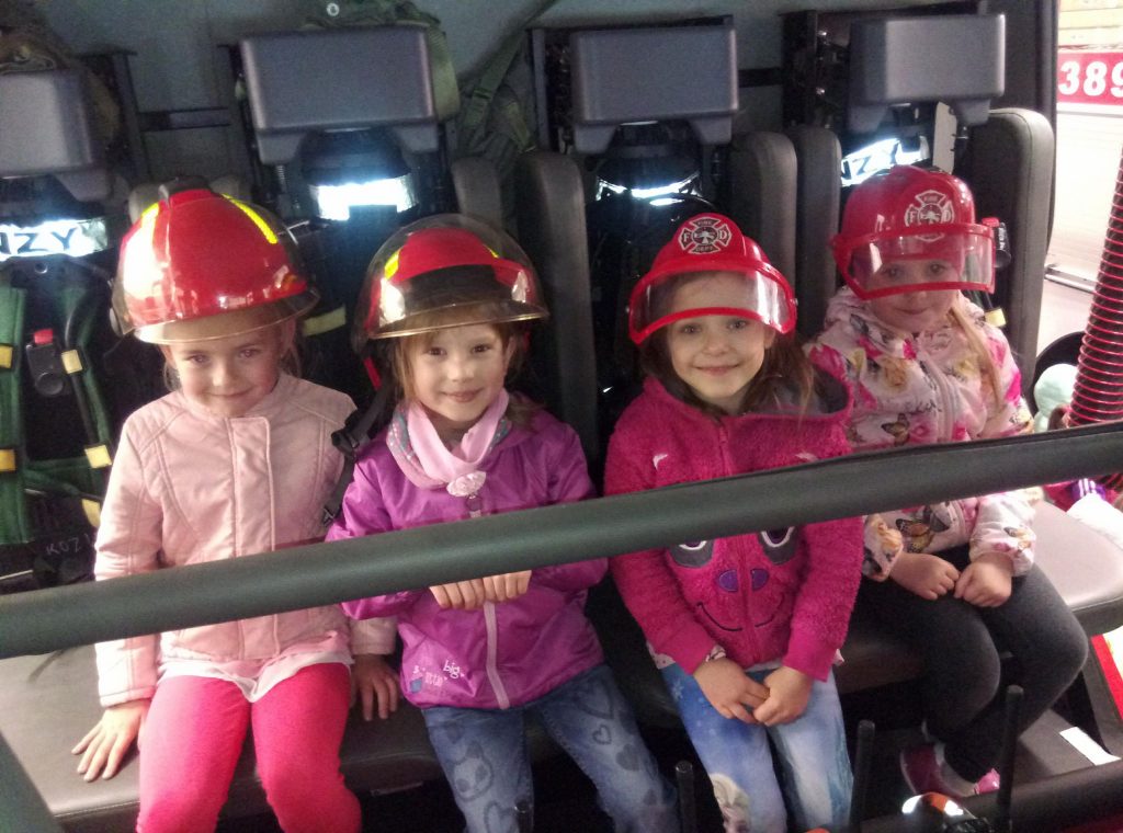 dzieci w wozie strażackim
