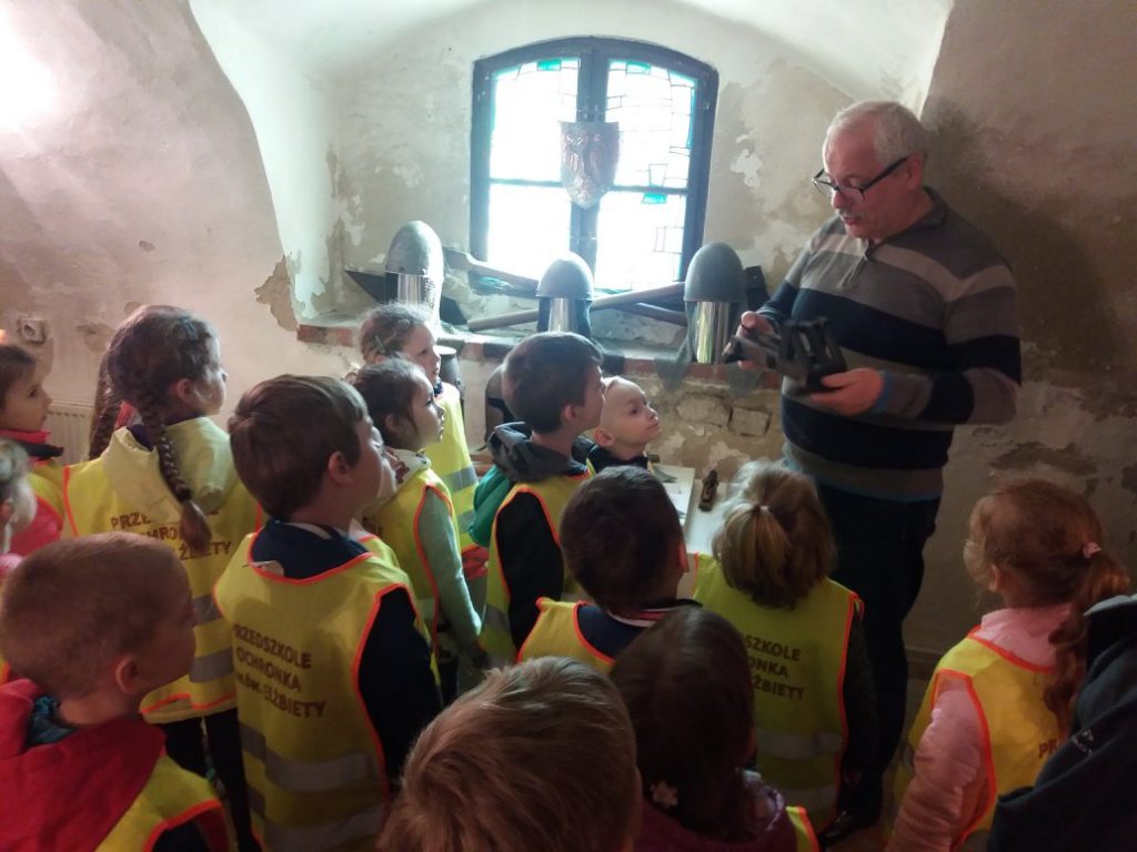 dzieci słuchają o historii w baszcie