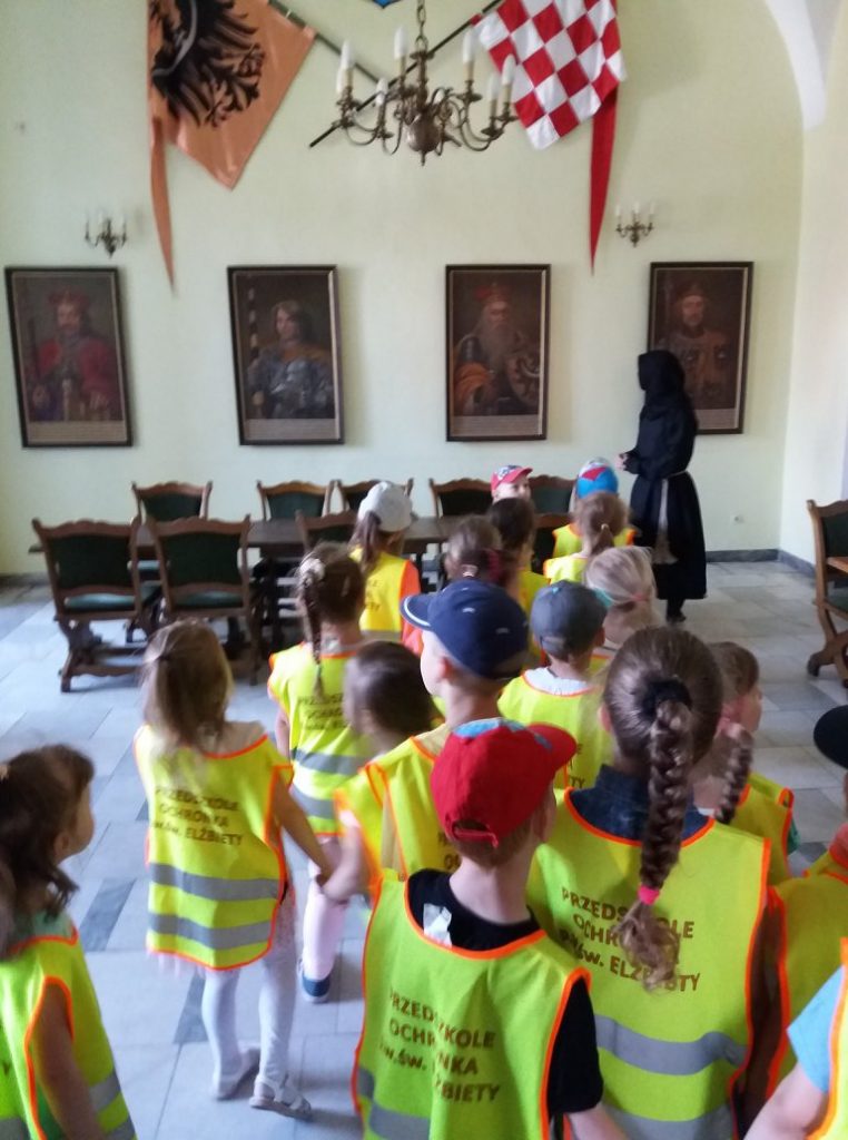 Dzieci zwiedzają zamek kożuchowski