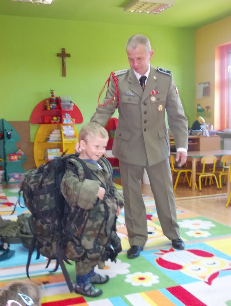 dziecko z asortymentem żołnierza