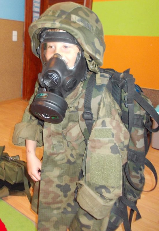 chłopiec w pełnym stroju wojskowym