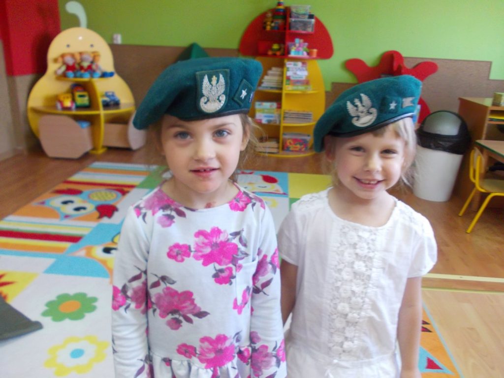 dziewczynki w czapkach wojskowych