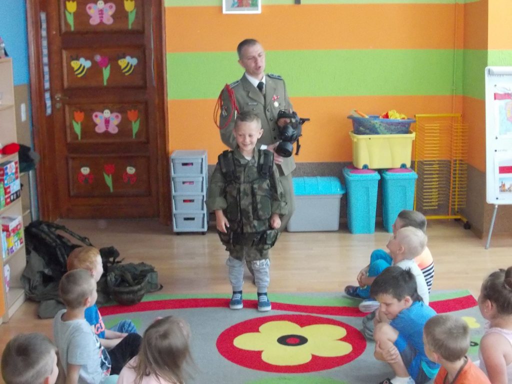 chłopiec w stroju żołnierza