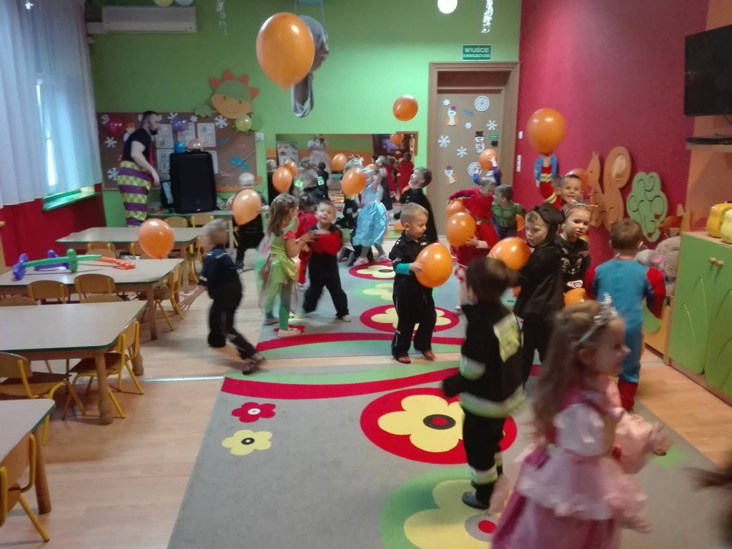 dzieci tańczą w balonami