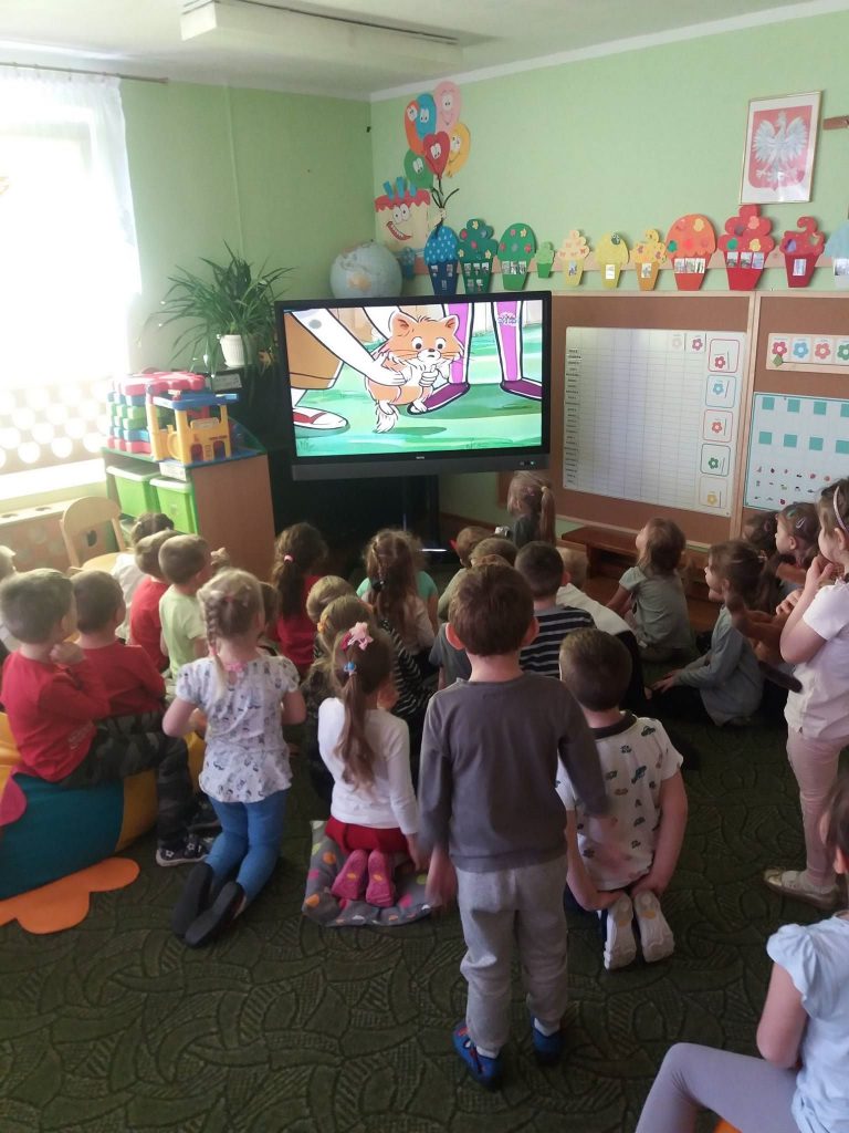 dzieci oglądają tv