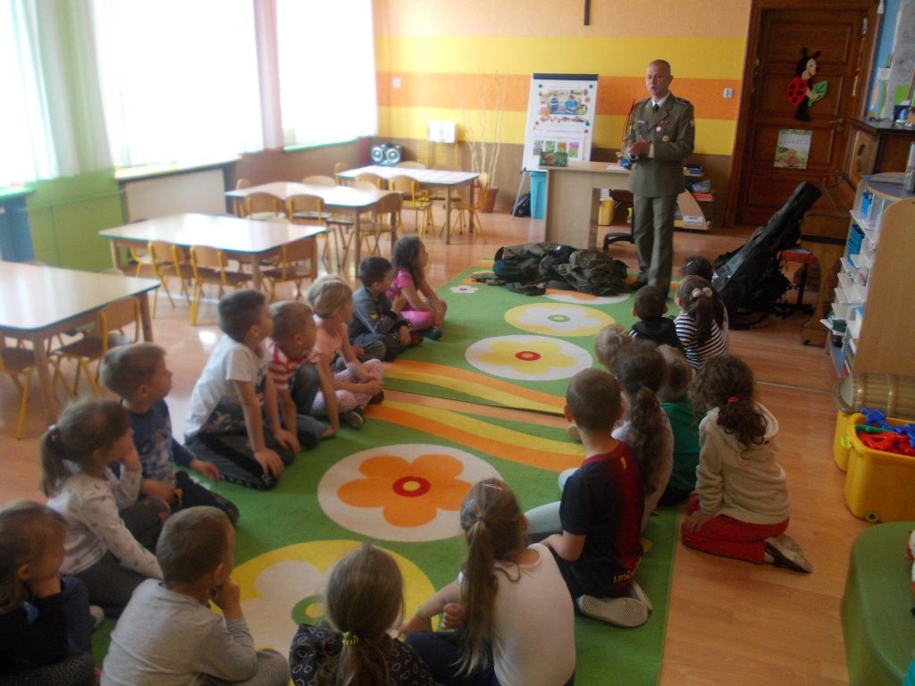 dzieci słuchają żołnierza