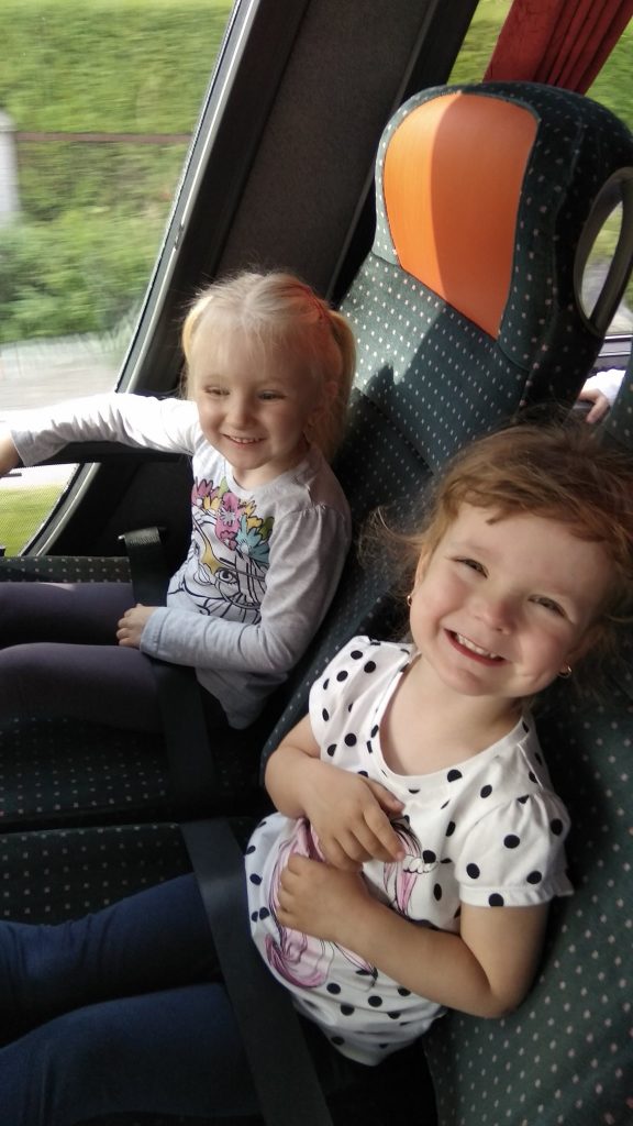 dziewczynki w autobusie