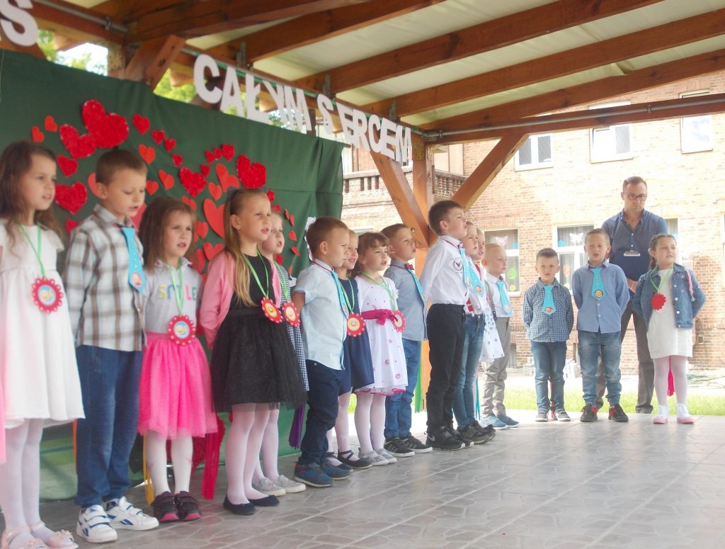 grupa dzieci śpiewa