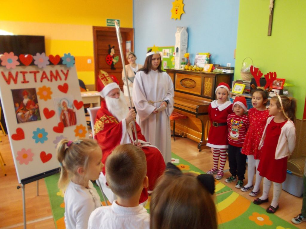 dzieci śpiewają Mikołajowi