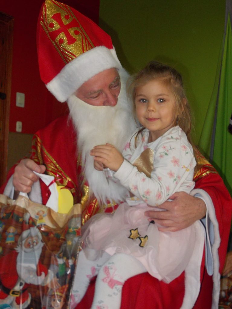 dziewczynka i św. Mikołaj