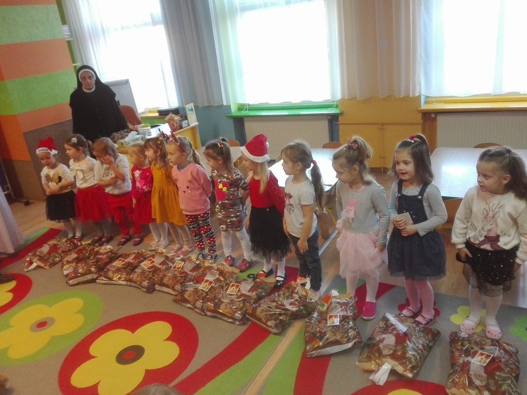dzieci z prezentami od św. Mikołaja