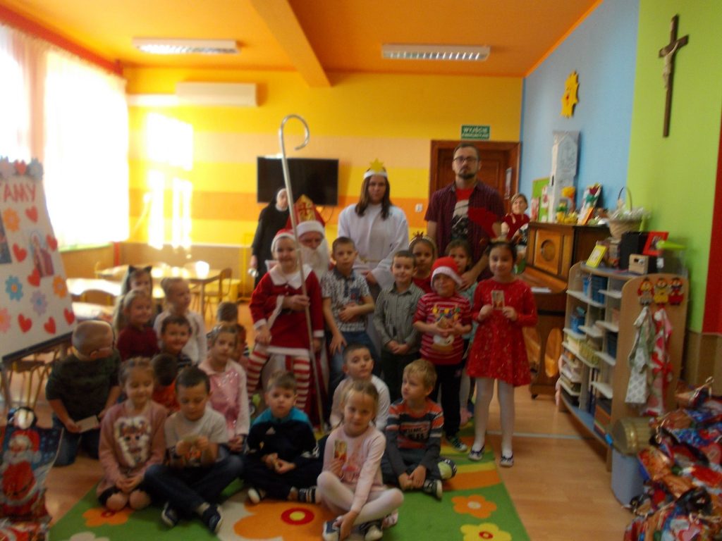 grupa dzieci ze św. Mikołajem