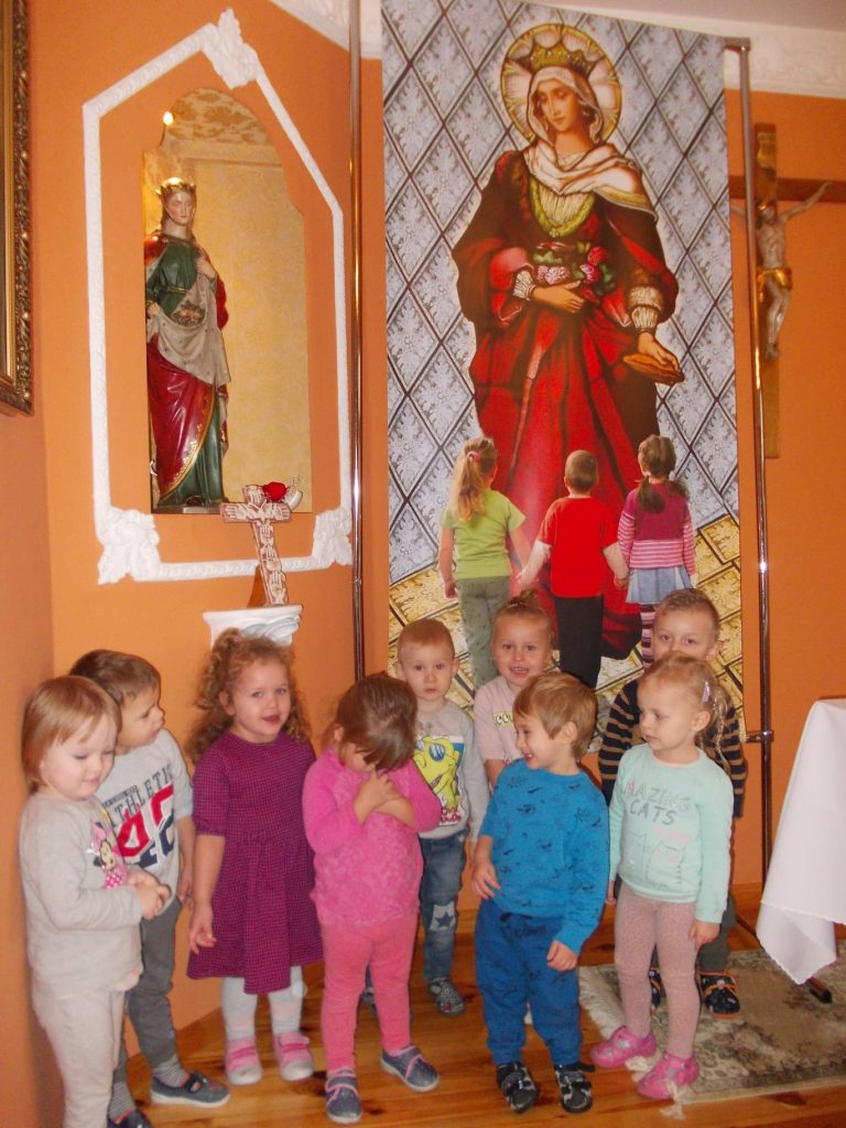 małe dzieci przy wizerunku świętej Elżbiety